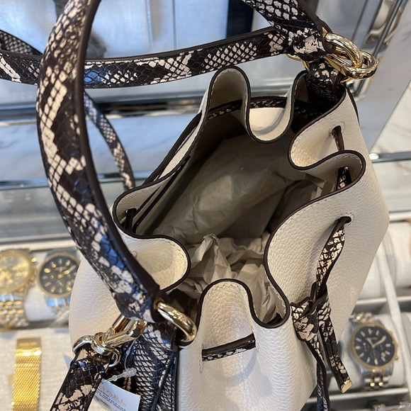 MICHAEL KORS 
Reed Md Pebbled Leather Belted Bucket Messenger Satchel Crossbody - Picture 8 of 16